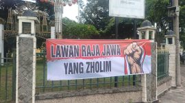 Salah satu spanduk bertuliskan 