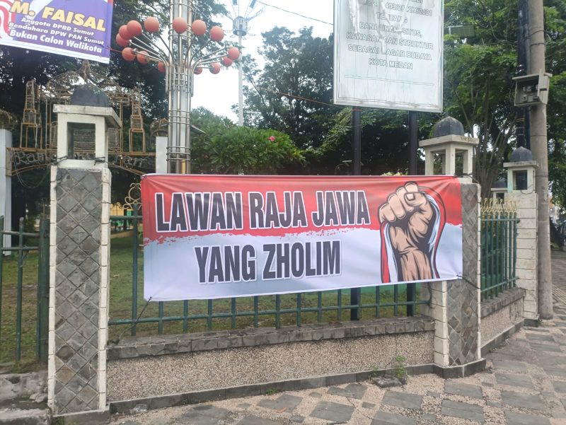 Salah satu spanduk bertuliskan 