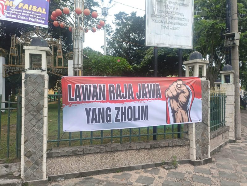 Salah satu spanduk bertuliskan 