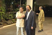 Ketua Umum Partai Gerindra Prabowo Subianto (kiri) dan Ketua Umum Partai Nasdem Surya Paloh (kanan) bergandeng tangan setelah memberi keterangan kepada pers terkait pertemuan keduanya di Jalan Kertanegara, Jakarta, Kamis (15/8/2024). Foto: Antara/Fath Putra Mulya