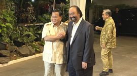 Ketua Umum Partai Gerindra Prabowo Subianto (kiri) dan Ketua Umum Partai Nasdem Surya Paloh (kanan) bergandeng tangan setelah memberi keterangan kepada pers terkait pertemuan keduanya di Jalan Kertanegara, Jakarta, Kamis (15/8/2024). Foto: Antara/Fath Putra Mulya