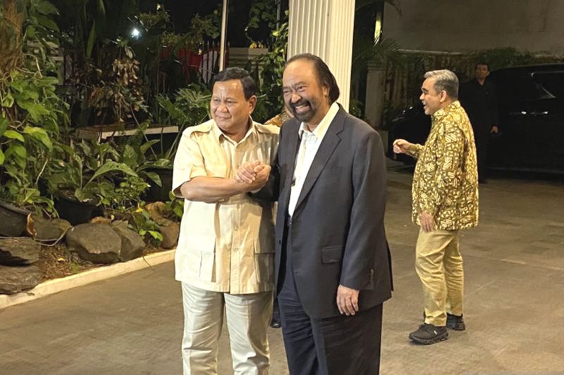 Ketua Umum Partai Gerindra Prabowo Subianto (kiri) dan Ketua Umum Partai Nasdem Surya Paloh (kanan) bergandeng tangan setelah memberi keterangan kepada pers terkait pertemuan keduanya di Jalan Kertanegara, Jakarta, Kamis (15/8/2024). Foto: Antara/Fath Putra Mulya