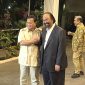 Ketua Umum Partai Gerindra Prabowo Subianto (kiri) dan Ketua Umum Partai Nasdem Surya Paloh (kanan) bergandeng tangan setelah memberi keterangan kepada pers terkait pertemuan keduanya di Jalan Kertanegara, Jakarta, Kamis (15/8/2024). Foto: Antara/Fath Putra Mulya