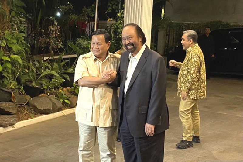 Ketua Umum Partai Gerindra Prabowo Subianto (kiri) dan Ketua Umum Partai Nasdem Surya Paloh (kanan) bergandeng tangan setelah memberi keterangan kepada pers terkait pertemuan keduanya di Jalan Kertanegara, Jakarta, Kamis (15/8/2024). Foto: Antara/Fath Putra Mulya