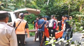 Pihak kepolisian dan BPBD Tabanan mengevakuasi warga negara asing asal Italia Zicari Giancarlo (49) yang tewas terjatuh dari tebing di Tabanan, Bali, Minggu (4/8/2024). Antara/HO-Humas Polres Tabanan