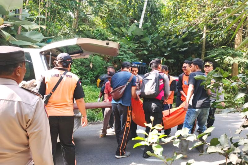 Pihak kepolisian dan BPBD Tabanan mengevakuasi warga negara asing asal Italia Zicari Giancarlo (49) yang tewas terjatuh dari tebing di Tabanan, Bali, Minggu (4/8/2024). Antara/HO-Humas Polres Tabanan