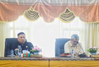 Sekda Tapteng, Erwin Hotmansah Harahap dan Pimpinan DPRD Tapteng Agus Fitriadi Panggabean saat memimpin rapat paripurna penyerahan rancangan KUA dan PPAS APBD Tapteng Tahun Anggaran 2024. Foto: Topikseru.com