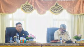 Sekda Tapteng, Erwin Hotmansah Harahap dan Pimpinan DPRD Tapteng Agus Fitriadi Panggabean saat memimpin rapat paripurna penyerahan rancangan KUA dan PPAS APBD Tapteng Tahun Anggaran 2024. Foto: Topikseru.com