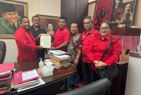 PDI Perjuangan serahkan rekomendasi dukungan kepada pasangan Kiyedi Pasaribu-Darwin Sitpmpul (Kedan) di Pilkada Tapteng 2024. Foto: Dokumentasi PDI Perjuangan
