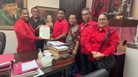 PDI Perjuangan serahkan rekomendasi dukungan kepada pasangan Kiyedi Pasaribu-Darwin Sitpmpul (Kedan) di Pilkada Tapteng 2024. Foto: Dokumentasi PDI Perjuangan