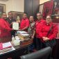 PDI Perjuangan serahkan rekomendasi dukungan kepada pasangan Kiyedi Pasaribu-Darwin Sitpmpul (Kedan) di Pilkada Tapteng 2024. Foto: Dokumentasi PDI Perjuangan
