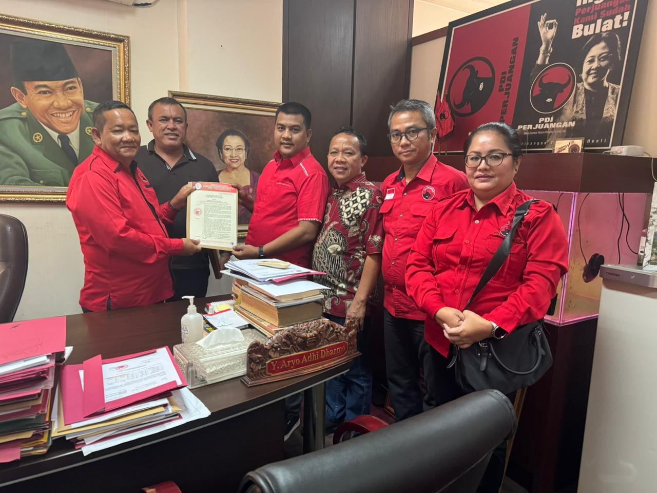 PDI Perjuangan serahkan rekomendasi dukungan kepada pasangan Kiyedi Pasaribu-Darwin Sitpmpul (Kedan) di Pilkada Tapteng 2024. Foto: Dokumentasi PDI Perjuangan