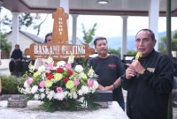 Bakal Calon Gubernur Sumatera Utara, Edy Rahmayadi saat melakikam ziarah ke makam eks Ketua DPRD Sumut, Baskami Ginting. Foto: Istimewa