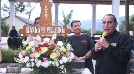Bakal Calon Gubernur Sumatera Utara, Edy Rahmayadi saat melakikam ziarah ke makam eks Ketua DPRD Sumut, Baskami Ginting. Foto: Istimewa