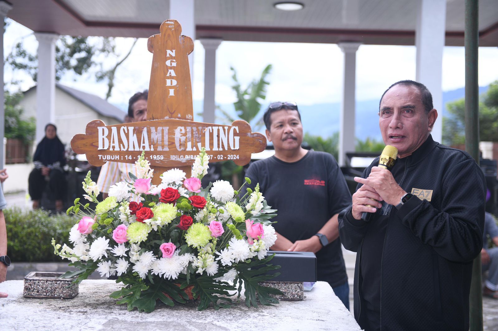 Bakal Calon Gubernur Sumatera Utara, Edy Rahmayadi saat melakikam ziarah ke makam eks Ketua DPRD Sumut, Baskami Ginting. Foto: Istimewa