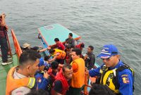 Proses evakuasi 12 ABK KM Subur GT 43 yang tenggelam di kawasan perairan Pulau Situngkus, Tapteng, Selasa (27/8). Foto: Dok Pos SAR Sibolga