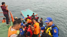 Proses evakuasi 12 ABK KM Subur GT 43 yang tenggelam di kawasan perairan Pulau Situngkus, Tapteng, Selasa (27/8). Foto: Dok Pos SAR Sibolga