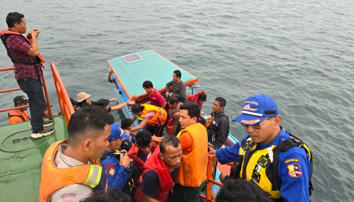 Kapal Tenggelam di Tapteng, 12 Orang Akhirnya Selamat