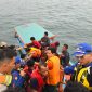 Proses evakuasi 12 ABK KM Subur GT 43 yang tenggelam di kawasan perairan Pulau Situngkus, Tapteng, Selasa (27/8). Foto: Dok Pos SAR Sibolga