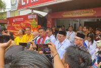 Bobby Nasution didampingi sejumlah petingi parpol saat sesi konfrensi pers di depan kantor KPU Sumut. Foto: Topikseru.com/ Satria Hadhi Ningtyas