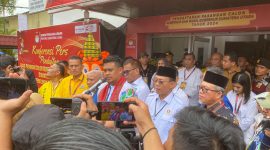 Bobby Nasution didampingi sejumlah petingi parpol saat sesi konfrensi pers di depan kantor KPU Sumut. Foto: Topikseru.com/ Satria Hadhi Ningtyas