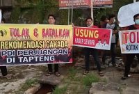 Para kader PDI Perjuangan saat berdemonstrasi di kantor DPC PDI Perjuangan Tapteng menolak rekomendasi dukungan pasangan calon di Pilkada Tapteng. Foto: Topikseru.com