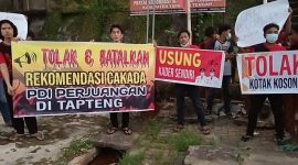 Para kader PDI Perjuangan saat berdemonstrasi di kantor DPC PDI Perjuangan Tapteng menolak rekomendasi dukungan pasangan calon di Pilkada Tapteng. Foto: Topikseru.com