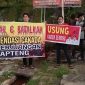 Para kader PDI Perjuangan saat berdemonstrasi di kantor DPC PDI Perjuangan Tapteng menolak rekomendasi dukungan pasangan calon di Pilkada Tapteng. Foto: Topikseru.com