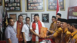 Pasangan Balon Wali Kota dan Wakil Wali Kota Sibolga, Fadhil Hutagalung-Marojahan Panjaitan (FAHAM) saat menyerahkan berkas pencalonan ke KPU Sibolga. Foto: Topikseru.com