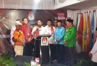 Pasangan Bakal Calon (Balon) Wali Kota dan Wakil Wali Kota Medan, Ridha Dharmajaya-Abdul Rani didampingi partai pengusung usai menyerahkan berkas pendaftaran ke KPU Medan, Kamis (29/8). Foto: Topikseru.com/ Satria Hadhi Ningtyas 