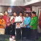 Pasangan Bakal Calon (Balon) Wali Kota dan Wakil Wali Kota Medan, Ridha Dharmajaya-Abdul Rani didampingi partai pengusung usai menyerahkan berkas pendaftaran ke KPU Medan, Kamis (29/8). Foto: Topikseru.com/ Satria Hadhi Ningtyas 