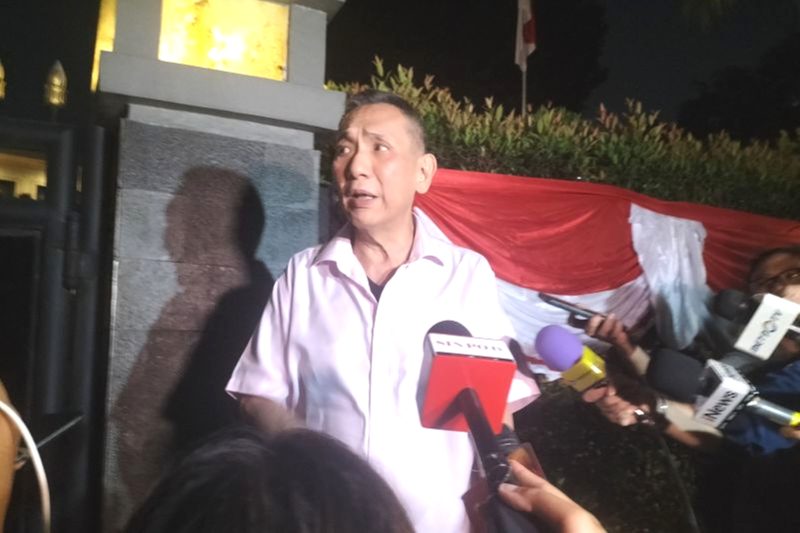 Dokumentasi - Jusuf Hamka usai bertemu Ketua Umum Partai Golkar Airlangga Hartarto di kompleks Widya Chandra, Jakarta Selatan, Kamis (8/8/2024). Foto: Antara/Walda Marison
