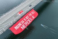 Spanduk Bertuliskan Indonesia Not For Sale di Jembatan Pulau Balang. Foto: Greenpeace
