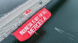 Spanduk Bertuliskan Indonesia Not For Sale di Jembatan Pulau Balang. Foto: Greenpeace
