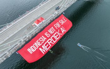 Spanduk Bertuliskan Indonesia Not For Sale di Jembatan Pulau Balang. Foto: Greenpeace