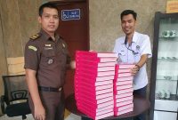 Cabjari Deli Serdang di Pancur Batu dan Tim JPU saat melimpahkan berkas perkara lima tersangka dugaan korupsi UINSU Tuntungan. Foto: Dok Cabjari Deli Serdang di Pancur Batu