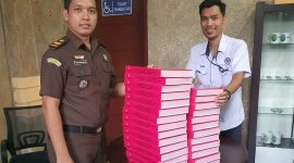 Cabjari Deli Serdang di Pancur Batu dan Tim JPU saat melimpahkan berkas perkara lima tersangka dugaan korupsi UINSU Tuntungan. Foto: Dok Cabjari Deli Serdang di Pancur Batu