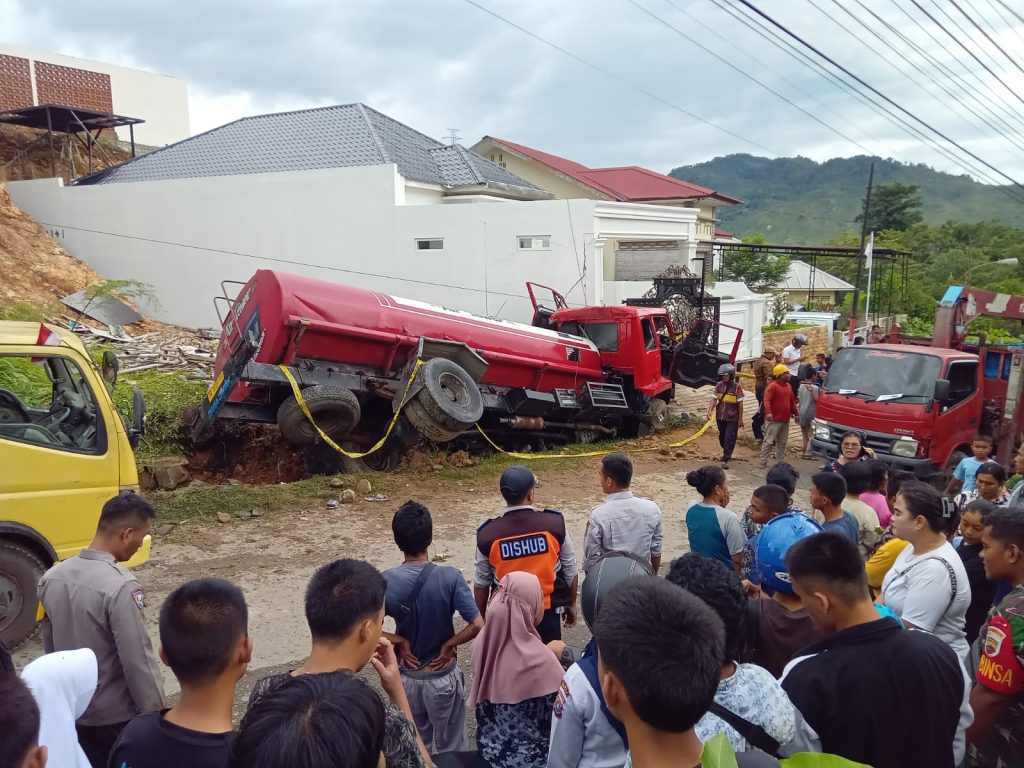 Pengendara Becak di Sibolga Kritis Tertimpa Truk Pengangkut Air