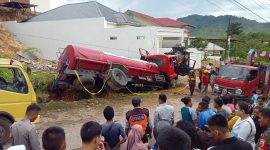 Suasana saat dilakukan evakuasi terhadap truk pengangkut air yang menimpa pengendara becak di Sibolga, Rabu (21/8). Foto: Topikseru.com