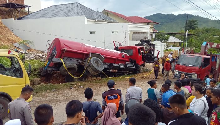 Pengendara Becak di Sibolga Kritis Tertimpa Truk Pengangkut Air