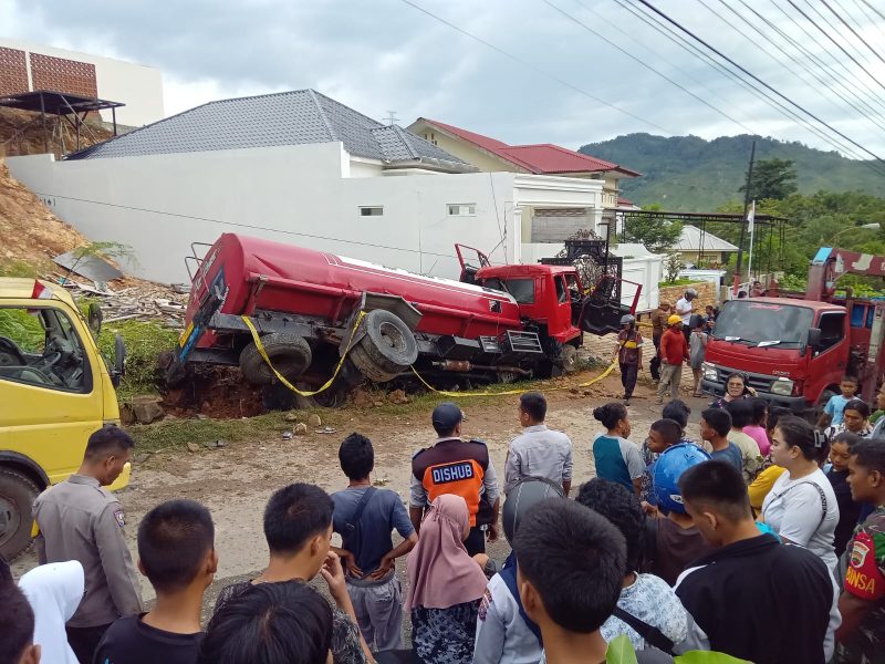 Suasana saat dilakukan evakuasi terhadap truk pengangkut air yang menimpa pengendara becak di Sibolga, Rabu (21/8). Foto: Topikseru.com