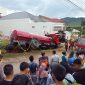 Suasana saat dilakukan evakuasi terhadap truk pengangkut air yang menimpa pengendara becak di Sibolga, Rabu (21/8). Foto: Topikseru.com