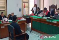 Terdakwa saat mendengarkan putusan majelis hakim di ruang sidang Cakra V, Pengadilan Negeri Medan, Rabu (7/8/2024). Foto: Antara/Aris Rinaldi Nasution.
