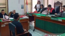 Terdakwa saat mendengarkan putusan majelis hakim di ruang sidang Cakra V, Pengadilan Negeri Medan, Rabu (7/8/2024). Foto: Antara/Aris Rinaldi Nasution.