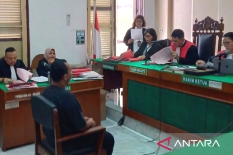 Terdakwa saat mendengarkan putusan majelis hakim di ruang sidang Cakra V, Pengadilan Negeri Medan, Rabu (7/8/2024). Foto: Antara/Aris Rinaldi Nasution.