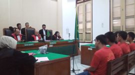 Lima terdakwa yang merupakan mahasiswa UHN Medan saat menjalani persidangan di Pengadilan Negeri (PN) Medan. Foto: Topikseru/ Edward