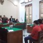 Lima terdakwa yang merupakan mahasiswa UHN Medan saat menjalani persidangan di Pengadilan Negeri (PN) Medan. Foto: Topikseru/ Edward