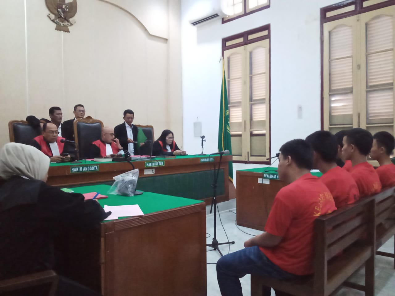 Lima terdakwa yang merupakan mahasiswa UHN Medan saat menjalani persidangan di Pengadilan Negeri (PN) Medan. Foto: Topikseru/ Edward