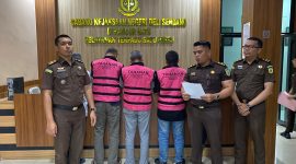 Pelimpahan tahap II berkas 5 tersangka kasus dugaan korupsi rehabilitasi tembok pagar dan pembangunan gapura Universitas Islam Negeri Sumatera Utara (UINSU) Tuntungan tahun 2020. Foto: Topikseru/ Edward Gilbert