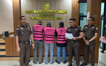 Pelimpahan tahap II berkas 5 tersangka kasus dugaan korupsi rehabilitasi tembok pagar dan pembangunan gapura Universitas Islam Negeri Sumatera Utara (UINSU) Tuntungan tahun 2020. Foto: Topikseru/ Edward Gilbert